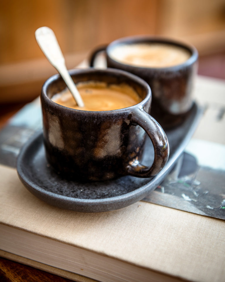 Chávenas de café em grés